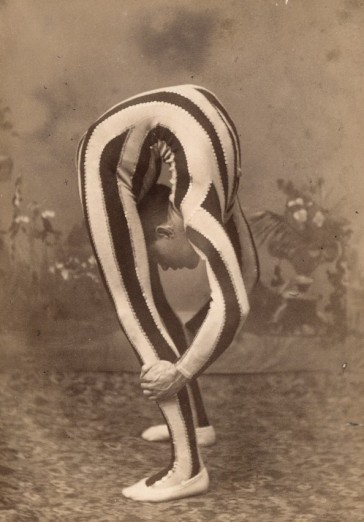 Contortionist,_doing_a_backbend